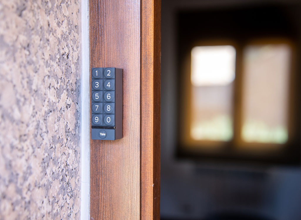 Detalle de puerta de entrada con código